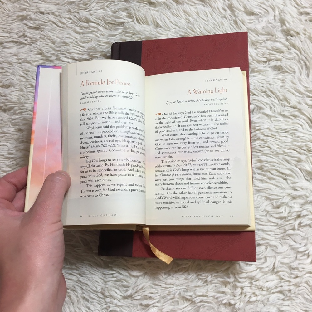 Billy Graham Beth Moore daily Devotionals hardback - Picture 7 of 12